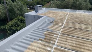 Manutenção de coberturas com pintura protetora