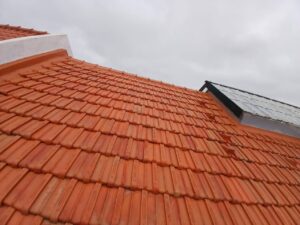 Limpeza de telhados em telha cerâmica tradicional